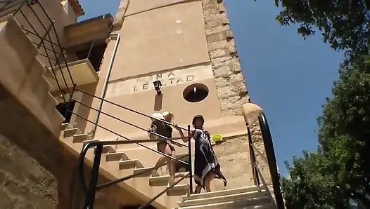 Горячий секс пары с очень лесбийской милфой на улице