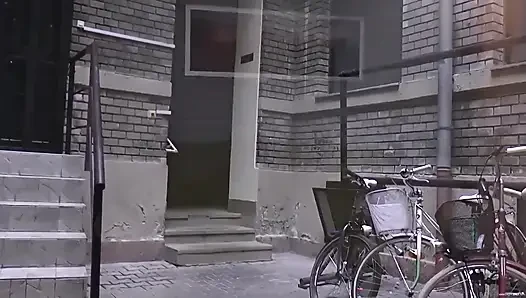 Büyük memeli olgun esmer kanepede parmaklıyor amını damlatıyor
