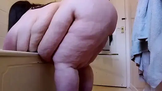 SSBBW telanjang membersihkan tampilan kamera bawah