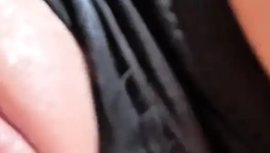 Sekretaris seksi lagi asik nyepong kontol bosnya sendiri