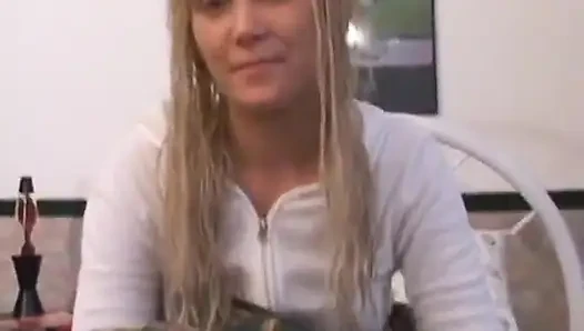 Kailey yang gugup ngangkang dan ngocok kontol memeknya yang dicukur