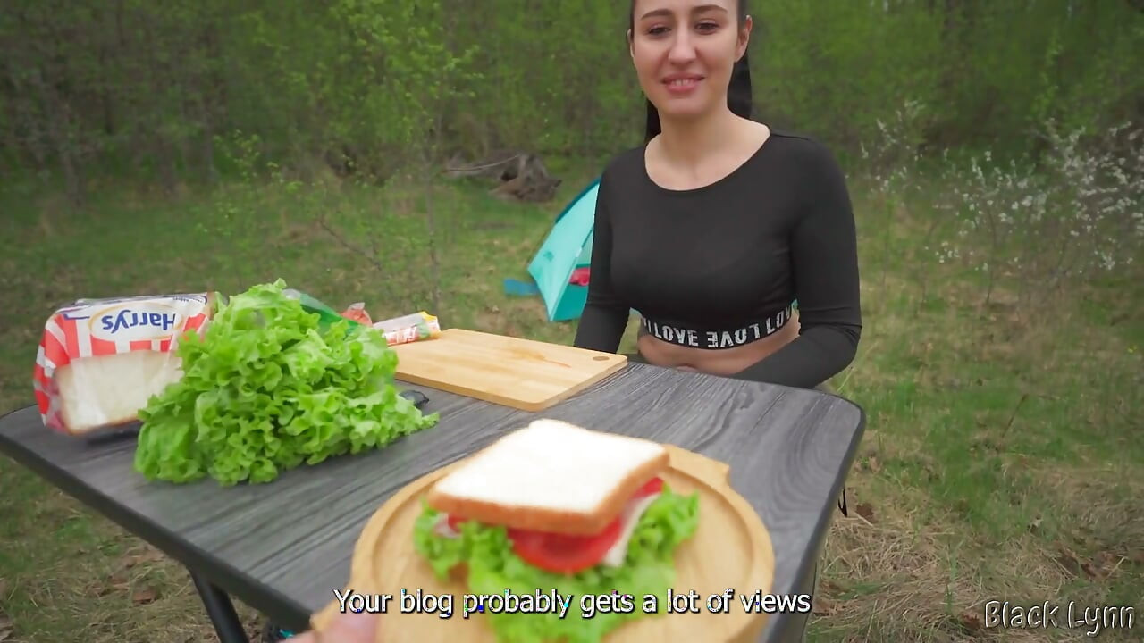 Hongerige vreemdeling voorziet in zijn lul in ruil voor een sandwich - pov