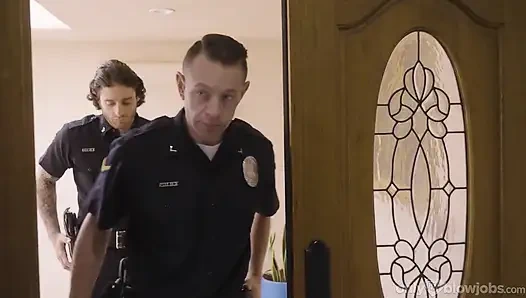 Sadece genç oral seks - minyon sarışın gürültü şikayeti için memurun yarağını emiyor