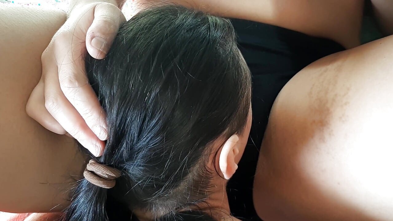 Mi novia me está lamiendo el coño y tocando su propio coño al mismo tiempo