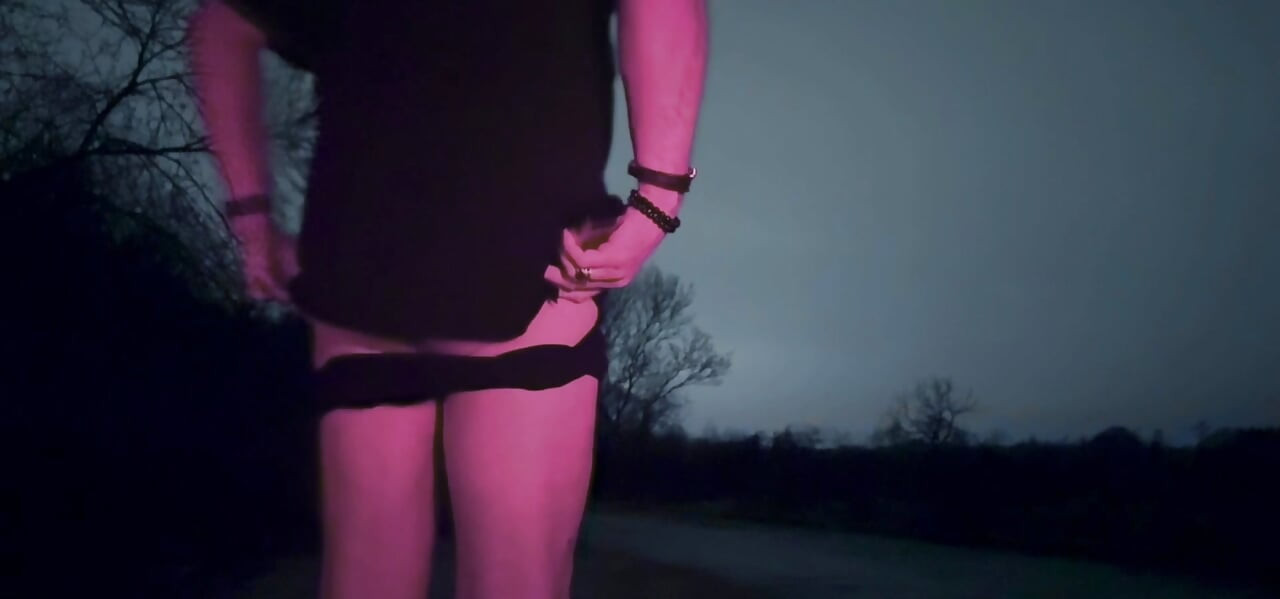 Walenie nago w 2 miejscach na boso i twerking