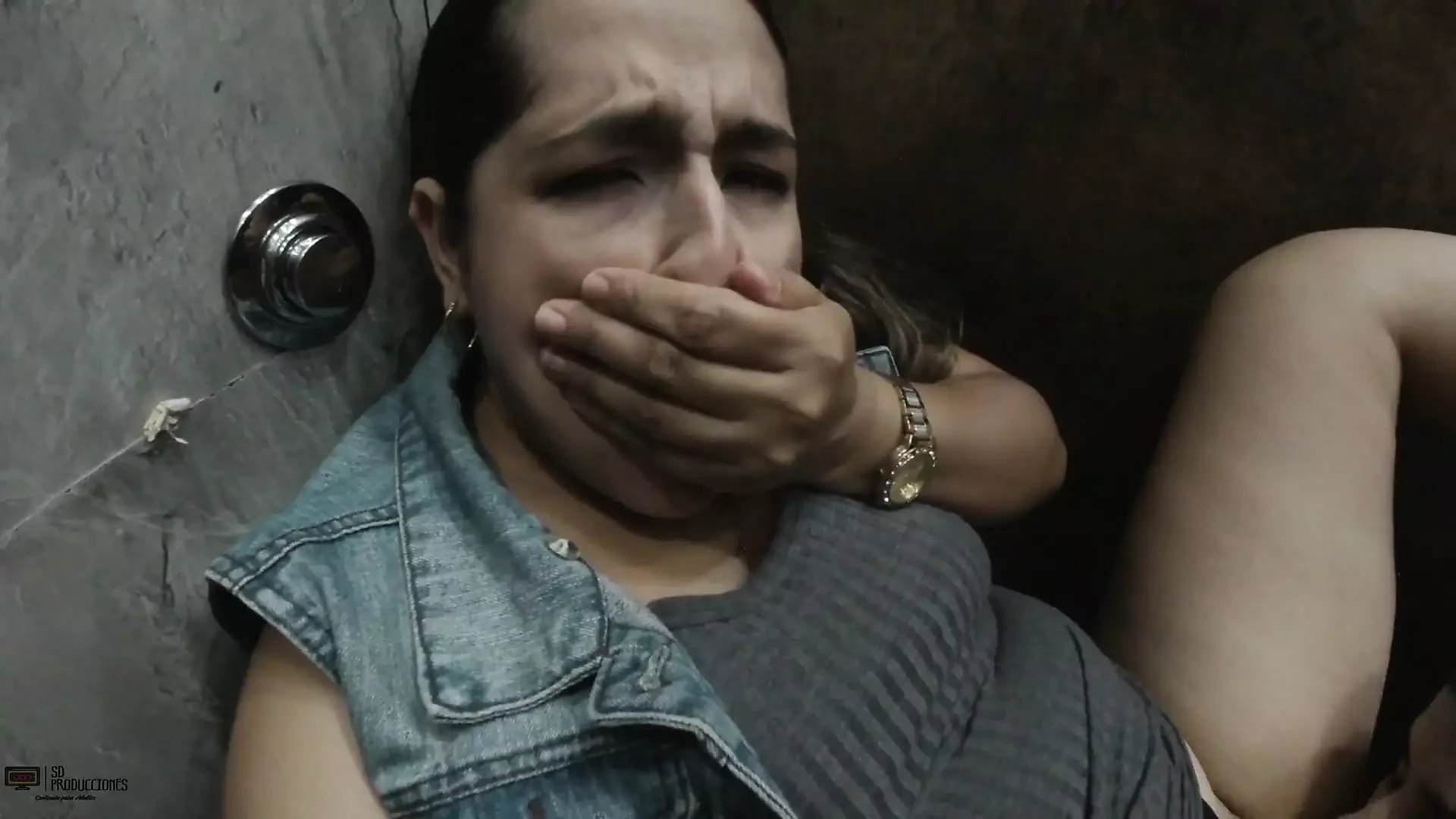 Latina tesuda faz sexo lésbico no banheiro público de um hotel - Pornô em espanhol