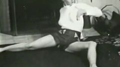 Gata madura sexy em topless fumando (vintage dos anos 50)