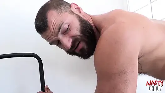 Edepsiz baba asılı at ray diesel Jake Morgan'ı götünü yapıyor