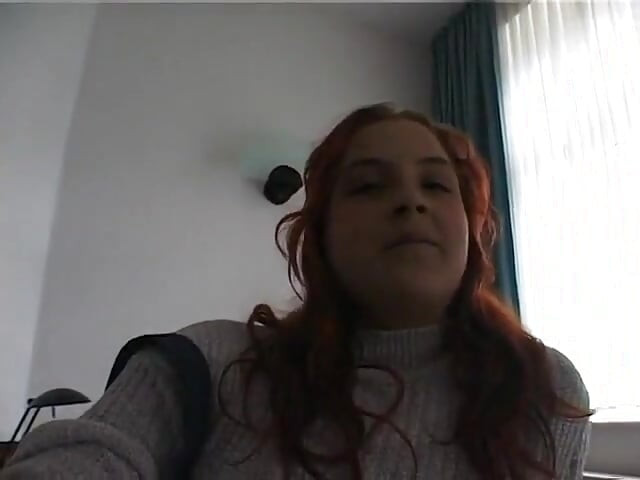 Szőrös vörös hajú bbw ujjazza a punciját az ágyon