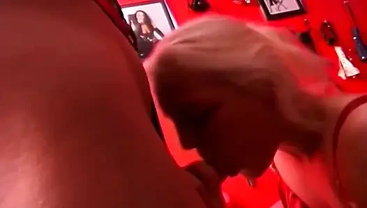 Prolaps rosebud muncul setelah pesta seks pegging strapon