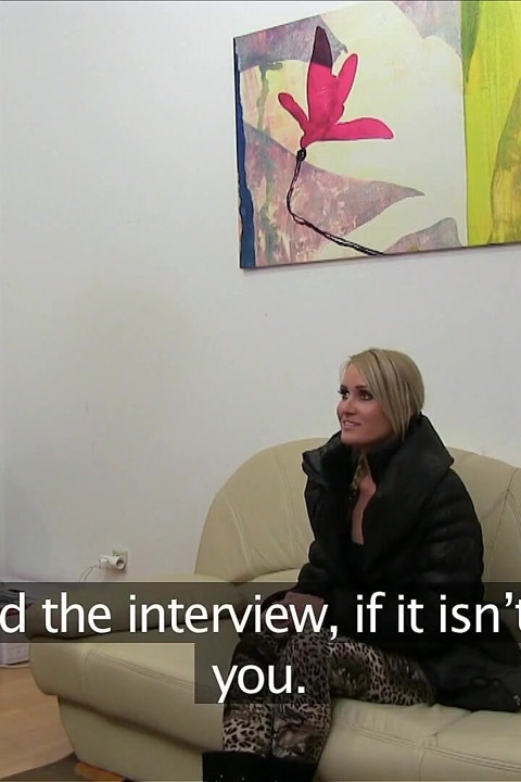 Female agent - blondine spielt sinnlich mit der nassen muschi des agenten