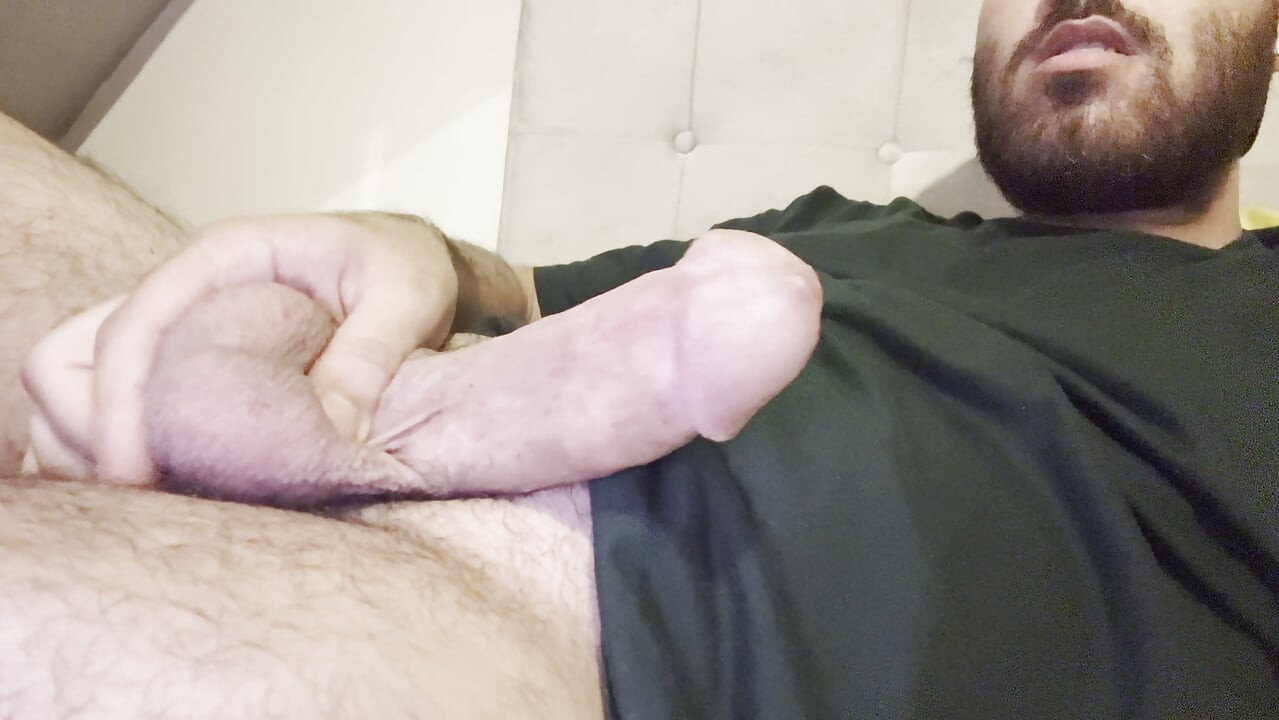 Viens sucer ma grosse bite d'arabe épaisse et circoncise pour extraire tout le sperme de mes couilles encore pleines