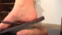 Facebusting-ilarys romerska sandaler stampar bollar