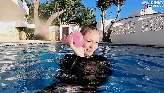 Neoprenanzug dildo-blowjob unter wasser - neopren maskierte lutschschlampe