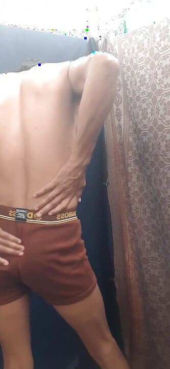 Pria India ngentot berdiri sambil fingering pantat