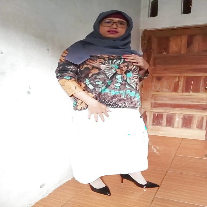 Shemale hijab châu Á nóng bỏng cưỡi một dương vật giả khổng lồ và thủ dâm