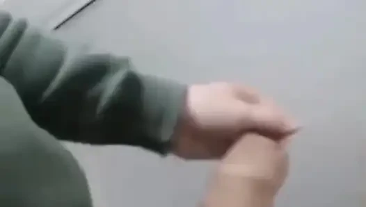 Tuvalette mastürbasyon yapıyor ve boşalıyor