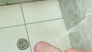 Un homme sous la douche finit par se masturber jusqu’à ce qu’il jouisse - regardez la fin