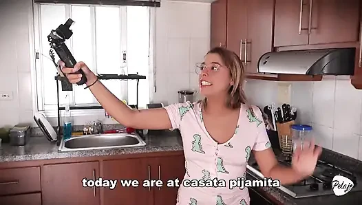 Pembantu nakal ini lagi asik ngentot sayuran sampai matanya menganga lebar Dia muncrat di dapur.