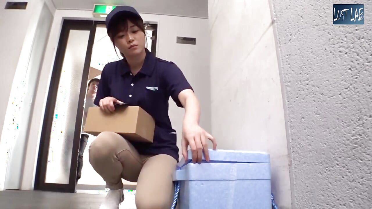 A Delivery Girl Overwhelmed by Sweet Smoke Awakens to a Body That Reacts to Every Touch Part1