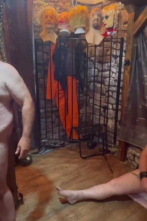 Del 1: - Lanista Bear & Domina Satana tar med Pussy Licker i fangehullet for litt matlek og godbiter.