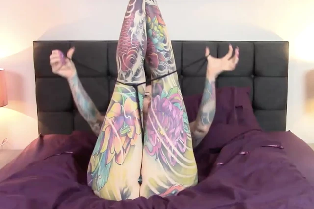 Piggymouth Fills her Cunt.