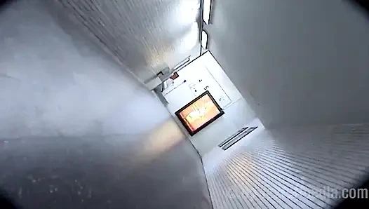 Madeleine ditarik dengan vagina berbulu terangsang