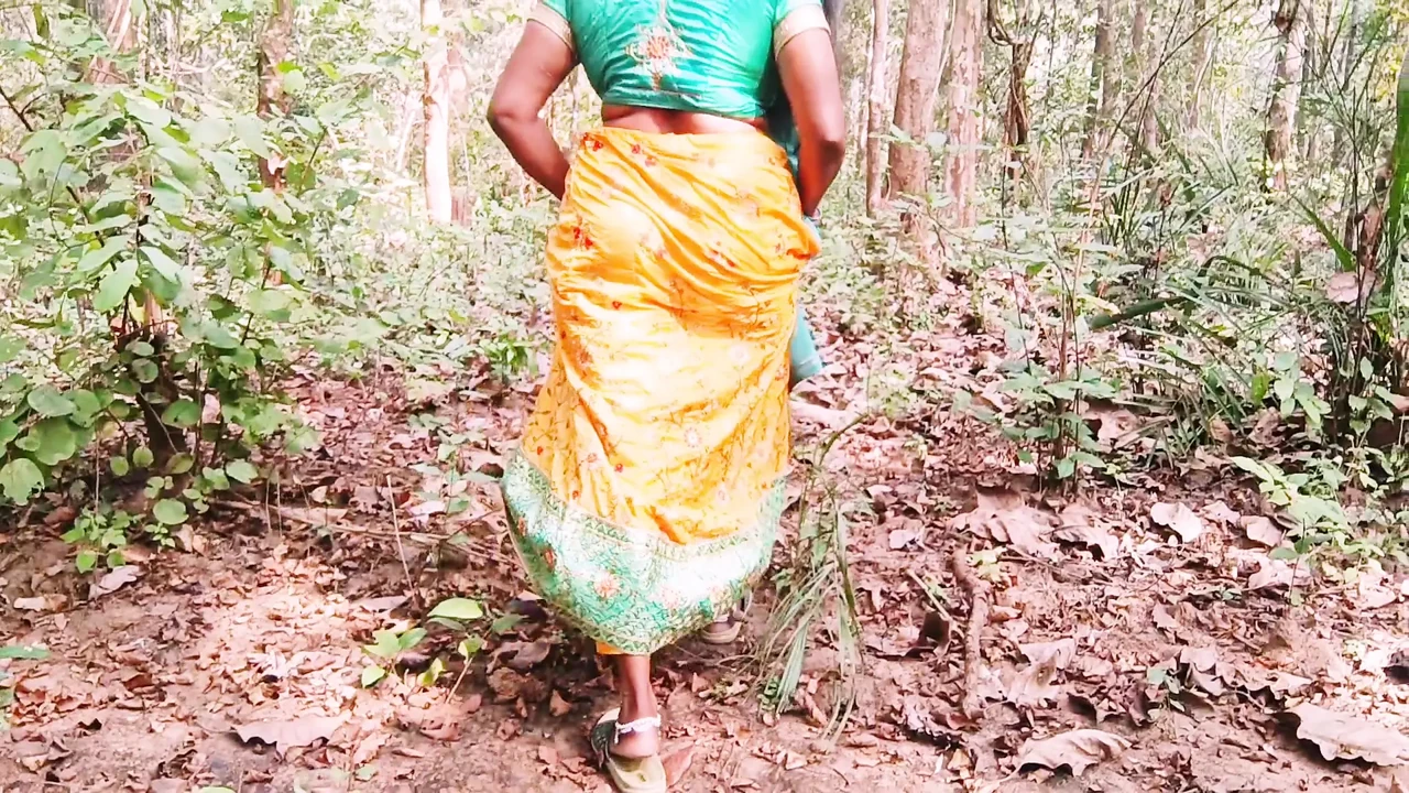 Outdoor Jungle Sex. Desi Bhabi Fucking Husbend's Small Stepbrother Big Dick in Forest. Telugu Dirty Talks.