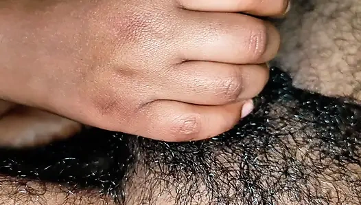 Yengeyi odaya alıyorum, çıkarıyor ve f, sonra sutyenini çıkarıyorum ve göğüslerini emiyorum, meme uçlarını ovuyorum, sonra amını yalıyorum, yalıyorum