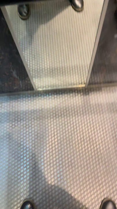 Quase é pego no elevador