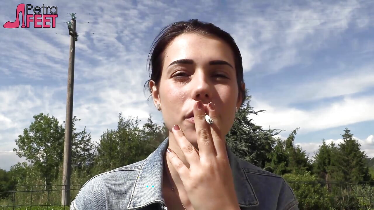 Petra gosta de fumar seus ciggaretes ao ar livre