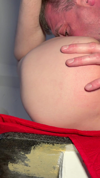 ツインクがキッチンのカウンターでセックスされる