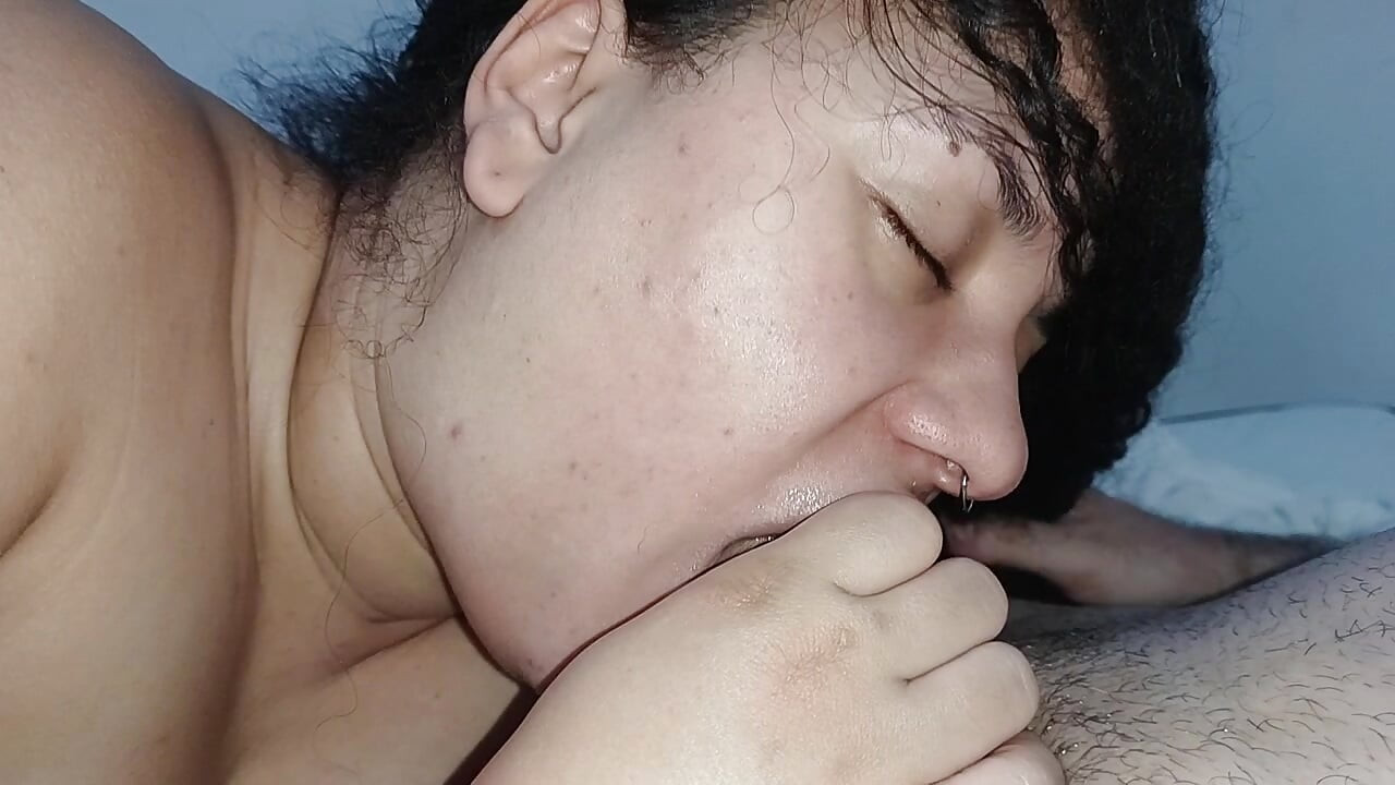 น้ําเงี่ยนไหลเยิ้มอย่างสุดขีดผัวที่เมียมีชู้ครางด้วยปากนี้และชักว่าวอย่างแรงนี้