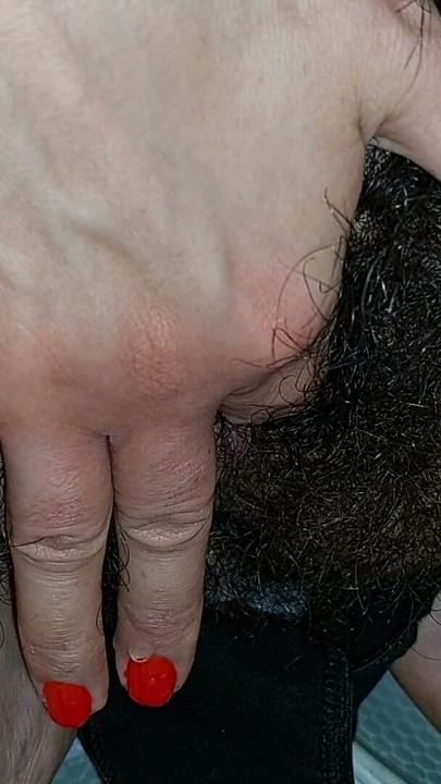 Brunetten når orgasm ensam med stönanden. Latinamerikansk hårig fitta, stor rumpa, stora bröst, stora bröstvårtor. | Klipp 1