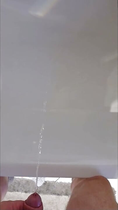 Fast 2 Minuten in die Badewanne pinkeln