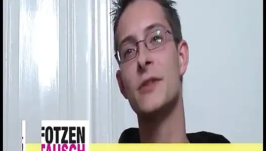 Встреча соседа вчетвером - возбужденные немецкие соседи обмениваются и трахаются грубо с минетами и трахом пальцами