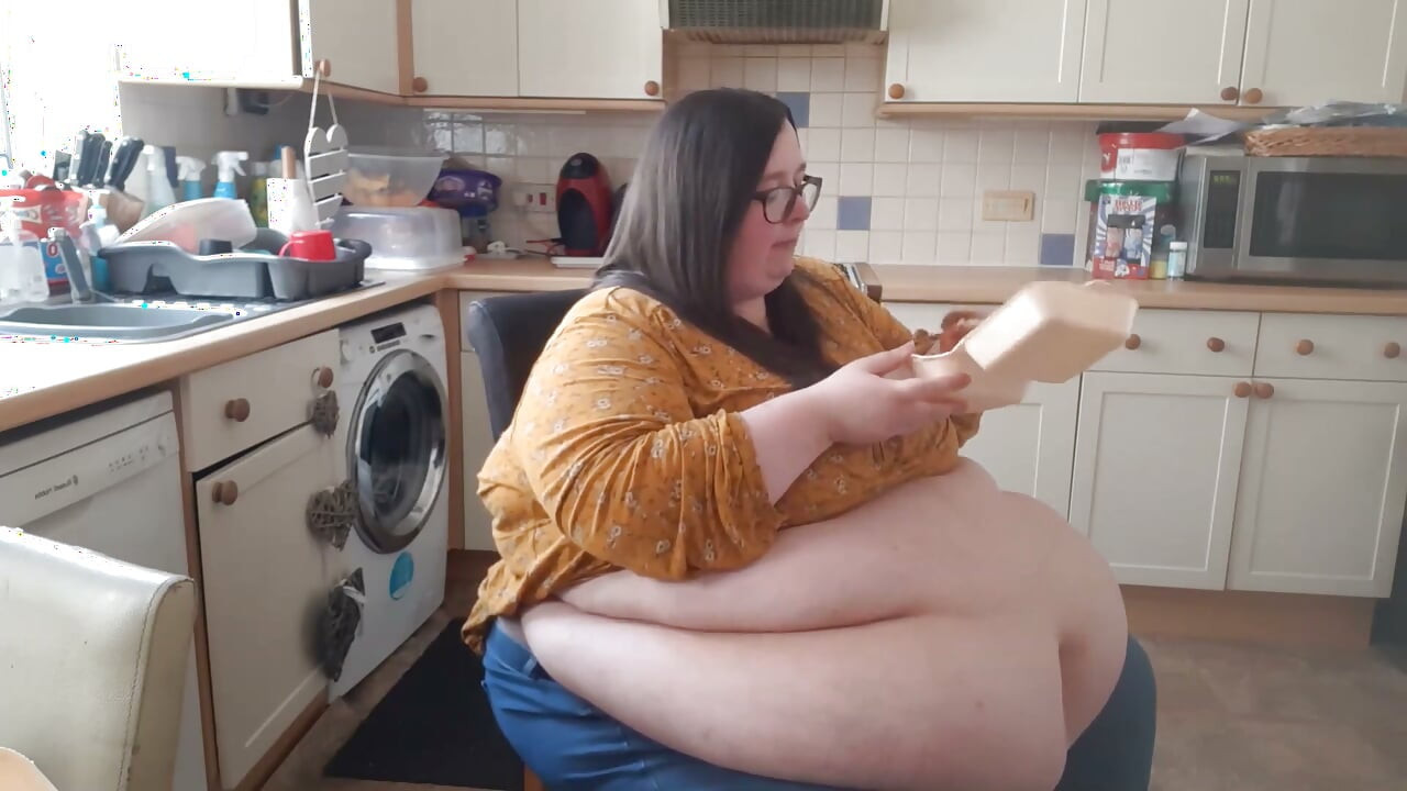Ssbbw banaam godzilla burger kha rahi hai