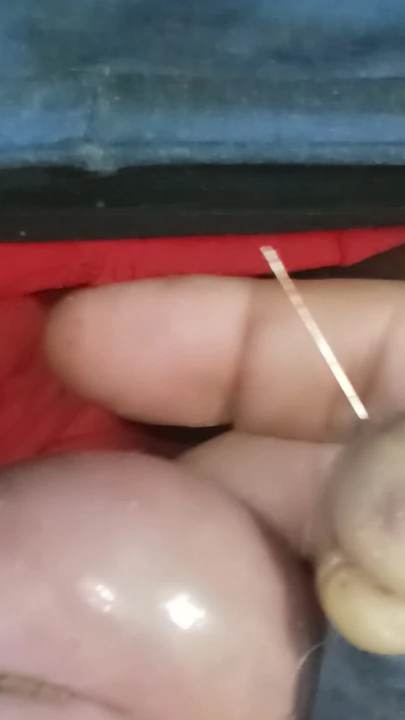 Vänd ett kit runt kukaxeln med stift och huvud och bollar bundna och dela hälften