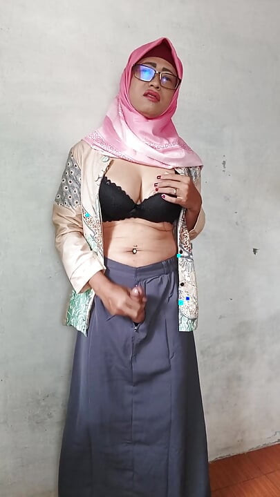 Huge Ass Hijab Shemale, Stretching Her Ass with Big Dildos and Cum