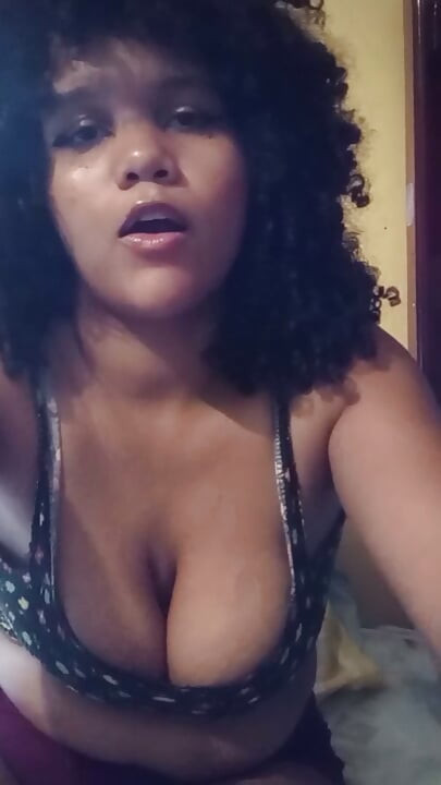 Thick Brunette σας δείχνει το μεγάλο της κορμί