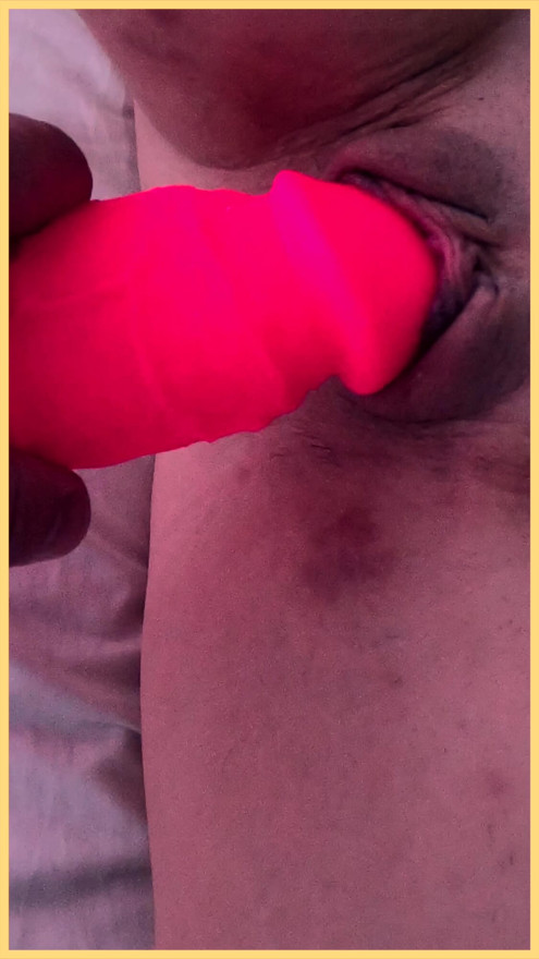 Wifey brinca com sua buceta raspada apertada com seu vibrador de 10"