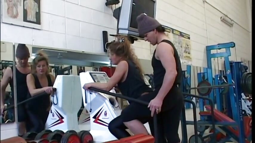 Horny mature at the gym try to seduce her trainer