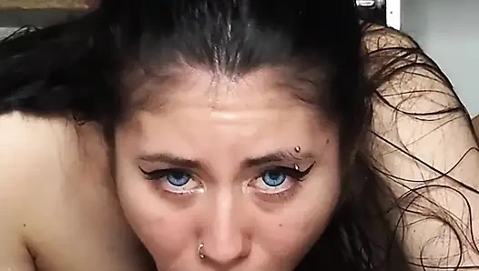 18 yaşındaki azgın bebeğin sıkı ve ıslak amına boşalma - amatör dölleme