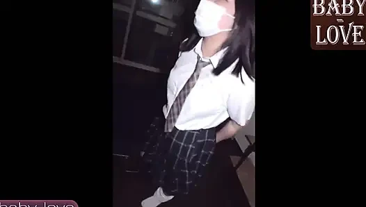 Erkek arkadaşı tarafından damgalanan ama gizli bir bakış açısı karşılaşması için özel bir odaya çekildi