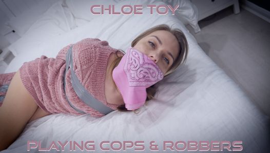Chloe - opiekunka do dziecka związana zakneblowana i włożona w niewolę