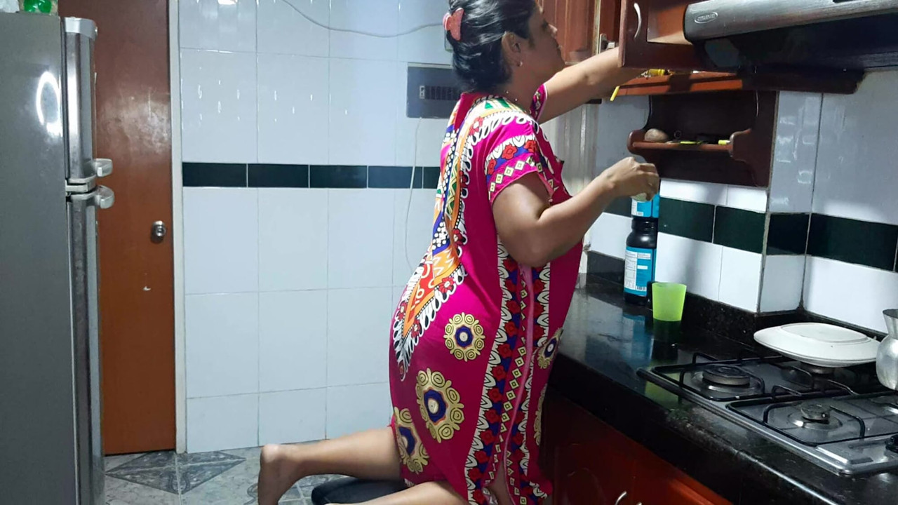 Aly iyi bir yarağın tadını çıkarıyor