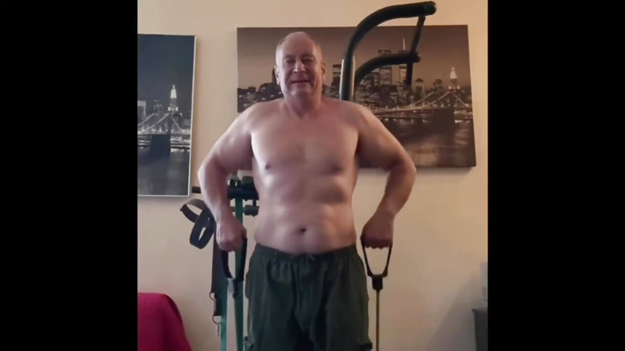 Bărbat puternic se masturbează după antrenament