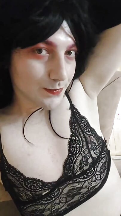 Sissy crossdresser muda gotik kulit putih