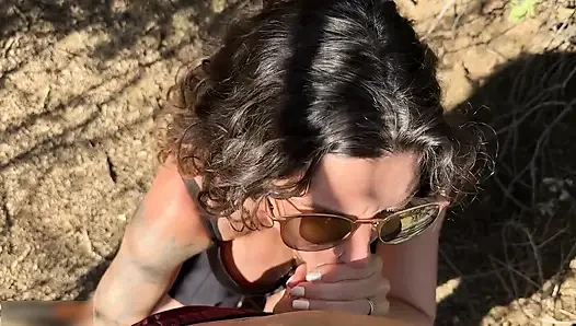 Vollbusiges mädchen will ihn schlampig lutschen (bedecken sie ihre front am spieß) am see - fast 3 mal erwischt