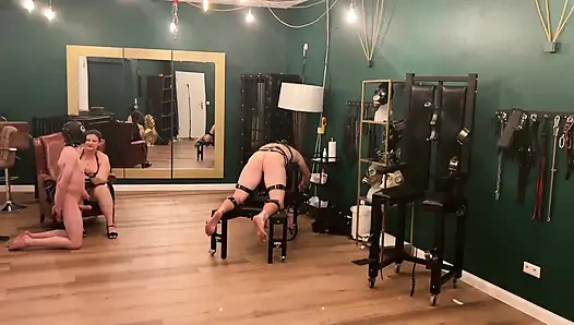 Pantat bahenol tante dominan ini dientot habis-habisan sampai lubangnya menganga lebar